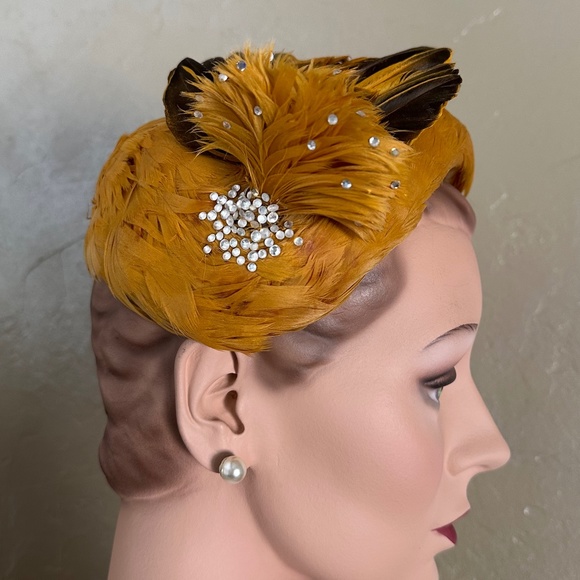 ENTHRALLING 1950s\' GOLD COLORED  FEATHER COCKTAIL HAT WITH FEATHER \